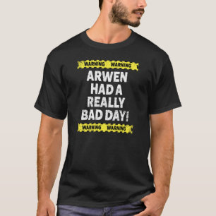 Womens warnte Arwen wegen einer wirklich schlechte T-Shirt