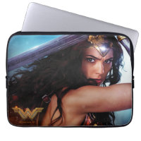 Wonder Woman blockiert mit Schwert
