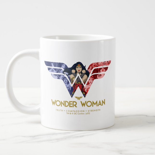 Wonder Woman Crossed Arms in Logo Collage Jumbo-Tasse (Links)
