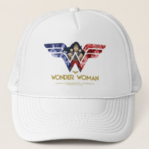 Wonder Woman Crossed Arms in Logo Collage Truckerkappe