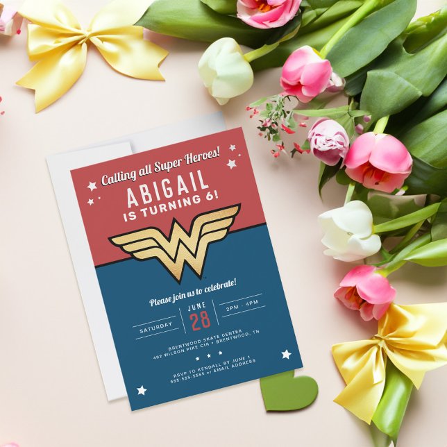 Wonder Woman Golden Logo Geburtstag Einladung (Card on table)
