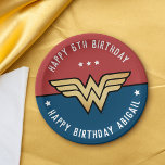 Wonder Woman Golden Logo Geburtstagspapier Plakat Pappteller<br><div class="desc">Wonder Woman ist ein ikonischer Superheld, der so wie Batman und Superman einen Run für ihr Geld gibt! Sie ist nicht nur eine Superheldin, sondern auch Prinzessin der Amazonas und eine furchtlose Kriegerin. Diese farbenfrohen Teller machen deutlich, warum die brünette Schönheit Kinder, Frauen und Liebhaber klassischer Comic-Bücher weltweit inspiriert hat....</div>