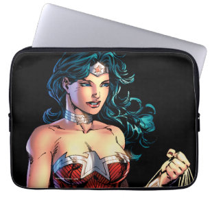 Wonder Woman Gripping Lasso Atop Rock Laptopschutzhülle