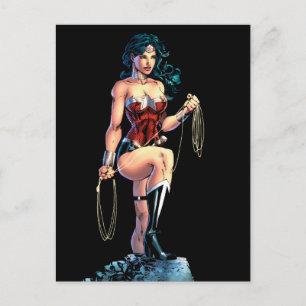Wonder Woman Gripping Lasso Atop Rock Postkarte