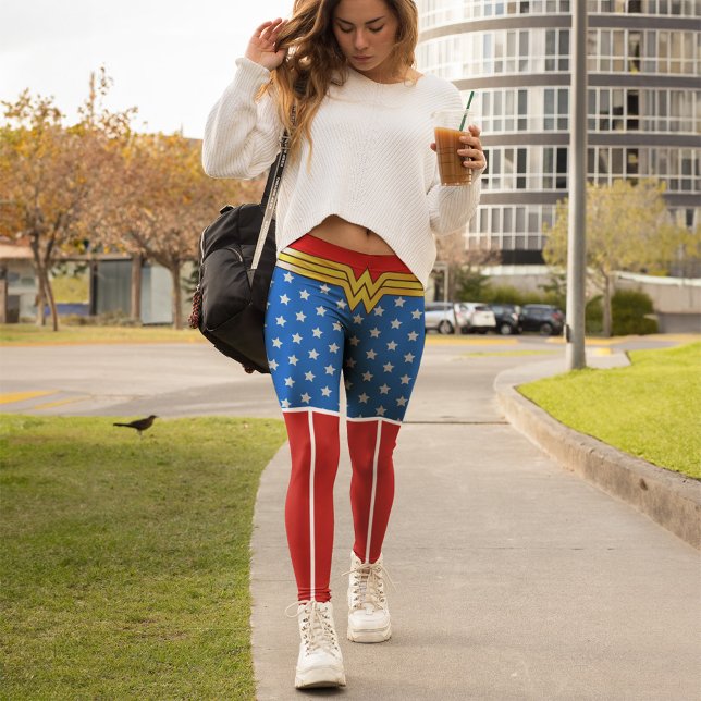 Wonder Woman - Kampf für den Frieden Leggings (Person wearing Wonder Woman themed leggings (simulated))
