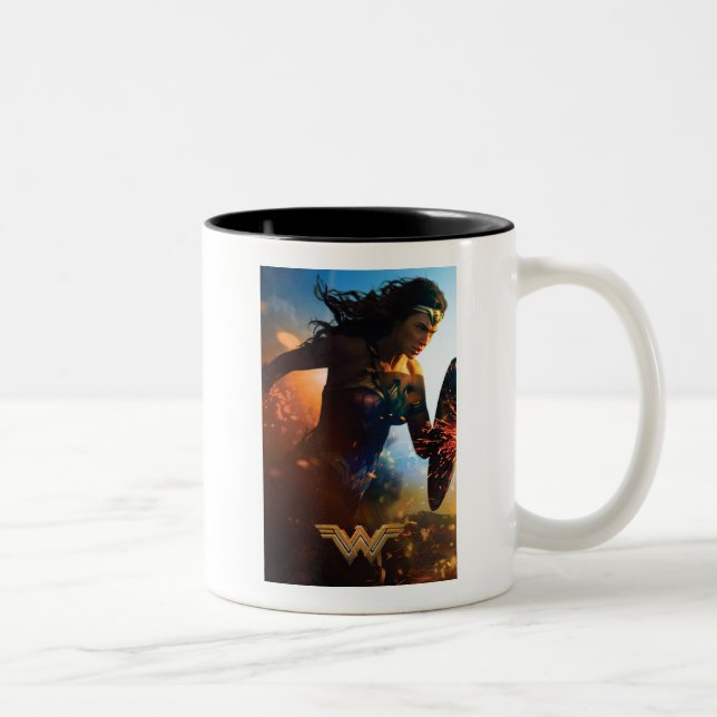 Wonder Woman läuft auf dem Schlachtfeld Zweifarbige Tasse (Rechts)