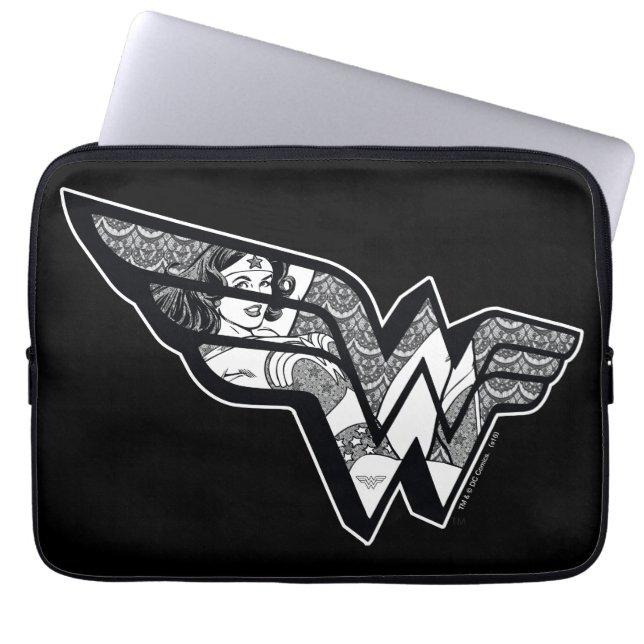 Wonder Woman sitzt im Logokombinat Laptopschutzhülle (Vorderseite)