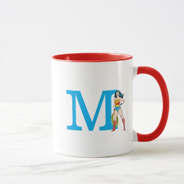 Wonder Woman Stehend | Fügen Sie Ihre Monogramm un Tasse (Rechts)
