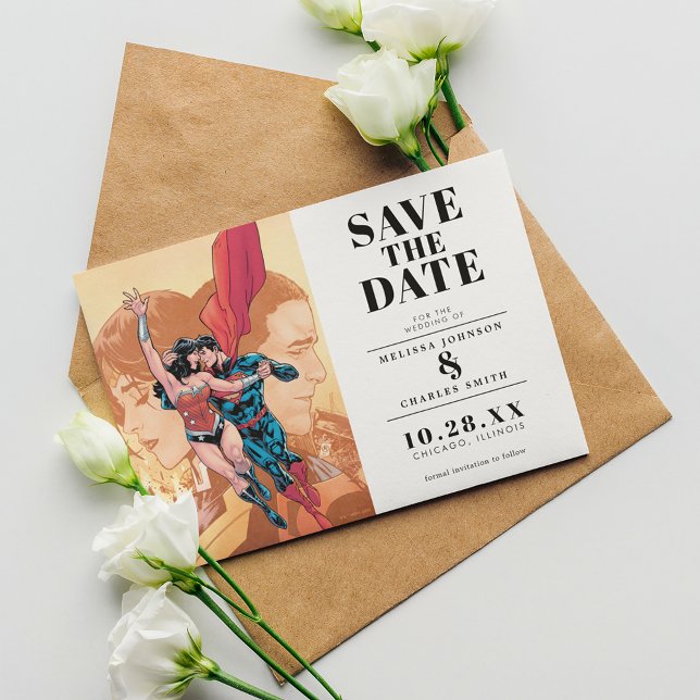 Wonder Woman & Superman Save the Date Einladung (Invitation on table)