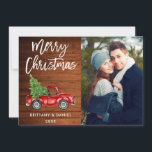 Wood Brush Script Truck Couple Foto Weihnachten<br><div class="desc">Rustikales Holz Brush Script Wasserfarbe Vintager roter LKW mit Weihnachtsbaum - Frohe Weihnachtscoupte Fotokarte</div>