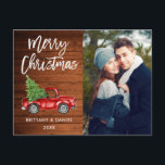 Wood Brush Script Vintag Truck Couple Weihnachten Postkarte<br><div class="desc">Rustikales Holz Pinselschrift Wasserfarbe Vintager roter LKW mit Weihnachtsbaum - Frohe Weihnachts-Coupé Foto Postkarte</div>