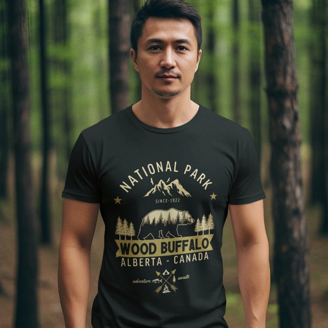 Wood Buffalo National Park Vintage Bear T-Shirt (Von Creator hochgeladen)