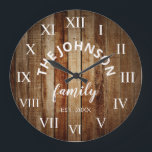 Wood Custom Family Name Rustic Farmhouse Große Wanduhr<br><div class="desc">Die Wanduhr im Stil eines braunen Bauernhauses ist perfekt für die Küche oder das Wohnzimmer Ihres Landhauses. Passen Sie Ihren Familiennamen und das Jahr für ein einmaliges und personalisiertes Geburtstag- oder Weihnachtsgeschenk an.</div>