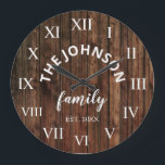 Wood Custom Family Name Rustic Farmhouse Große Wanduhr<br><div class="desc">Die Wanduhr im Stil eines braunen Bauernhofs ist perfekt für Ihre Landküche. Passen Sie Ihren Familiennamen und das Jahr für ein einmaliges und personalisiertes Geburtstag- oder Weihnachtsgeschenk an.</div>