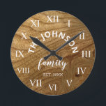 Wood Custom Family Name Rustic Farmhouse Runde Wanduhr<br><div class="desc">Die Wanduhr im Stil eines braunen Bauernhauses ist perfekt für die Küche oder das Wohnzimmer Ihres Landhauses. Passen Sie Ihren Familiennamen und das Jahr für ein einmaliges und personalisiertes Geburtstag- oder Weihnachtsgeschenk an.</div>