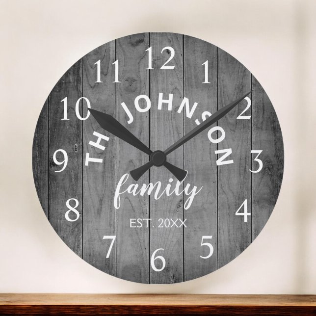 Wood Custom Family Name Rustic Farmhouse Runde Wanduhr (Von Creator hochgeladen)