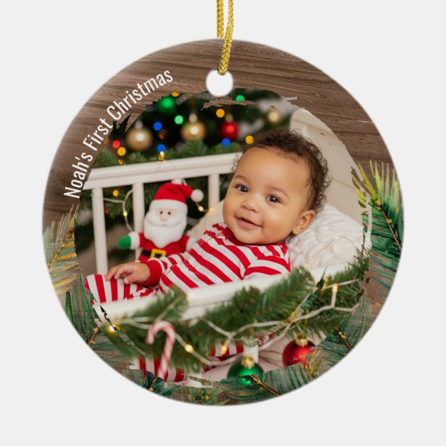 Wood Rustic Pine Baby's First Christmas Keramik Ornament (Vorne)