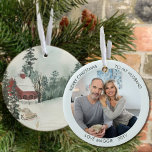 Woodland Cabin Wasserfarbe Foto Keramik Ornament<br><div class="desc">Foto Weihnachtsschmuck, die Sie für Ihren Mann oder für jeden anderen personalisieren können! Das Design hat eine elegante Aquarellszene auf einer Seite der Waldhütte im Schnee. Die andere Seite hat Ihr Foto und Ihre Namen oder einen anderen benutzerdefinierten Text. Die Fotovorlage zeigt Ihr Foto im runden Format an. Wenn Sie...</div>