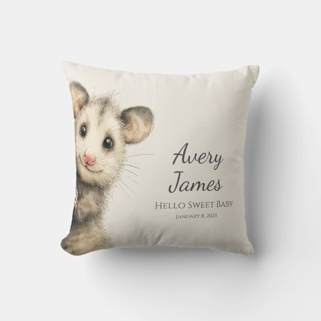 Woodland Opossum Baby • Warm Cream Nursery Kissen (Vorderseite)