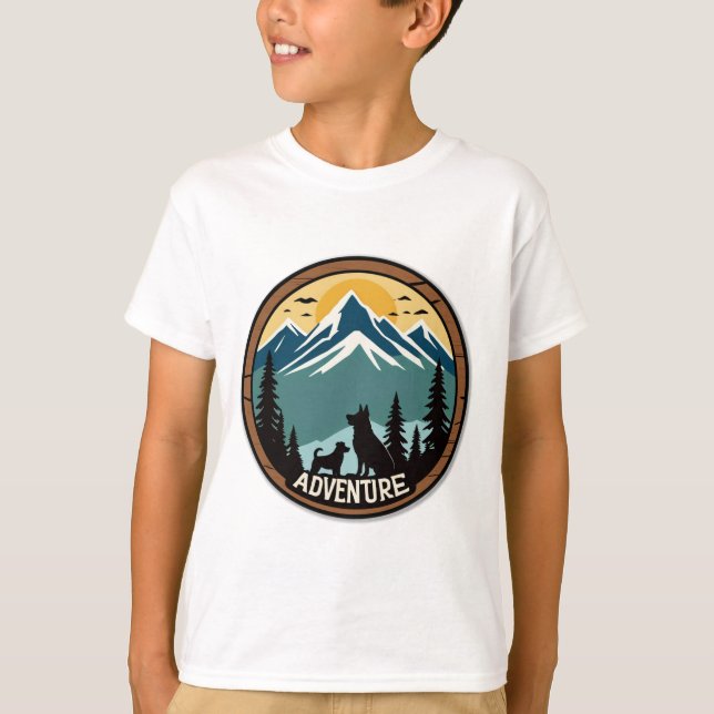 Woof & Wander - Rustikales Adventure Dog Abzeichen T-Shirt (Vorderseite)