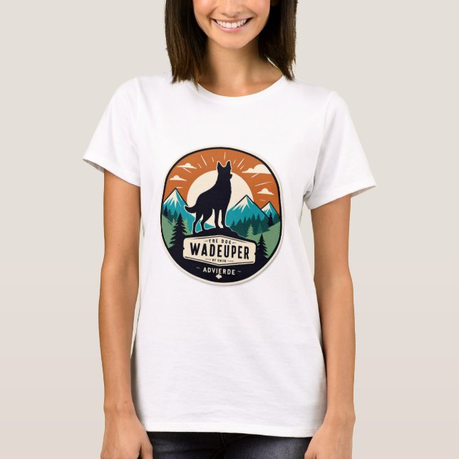 Woof & Wander - Rustikales Adventure Dog Abzeichen T-Shirt (Vorderseite)