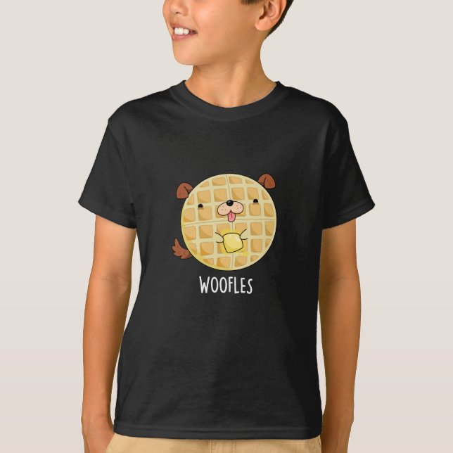 Woofles Funny Doggy Waffle Pun Dark BG T-Shirt (Vorderseite)
