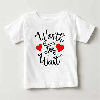 Worauf warten wartet: Ruffle-T-Shirt für Kleinkind Baby T-shirt