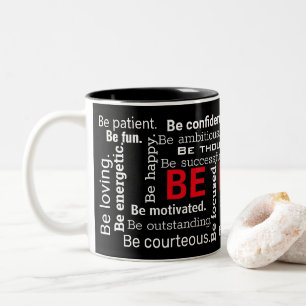 Word Cloud inspirierende Worte auf schwarz Zweifarbige Tasse