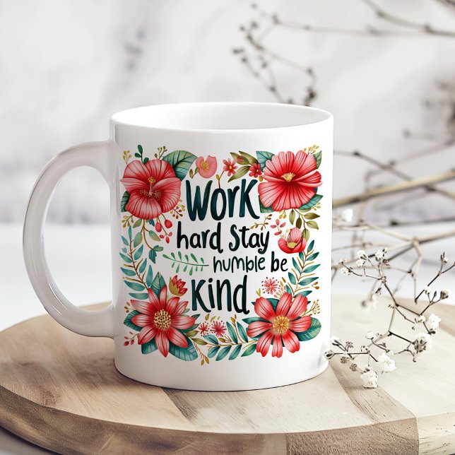 "Work Hard" Boho Red Floral Inspiration Kaffeetasse ("Work Hard" Boho Red Floral Inspiration Coffee Mug on a boho kitchen table with dry white flowers)