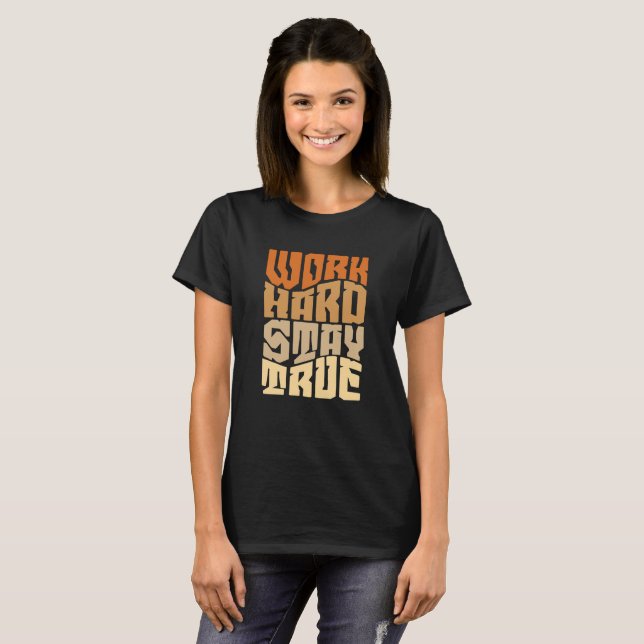 Work Hard Stay True Typografie T-Shirt (Vorne ganz)