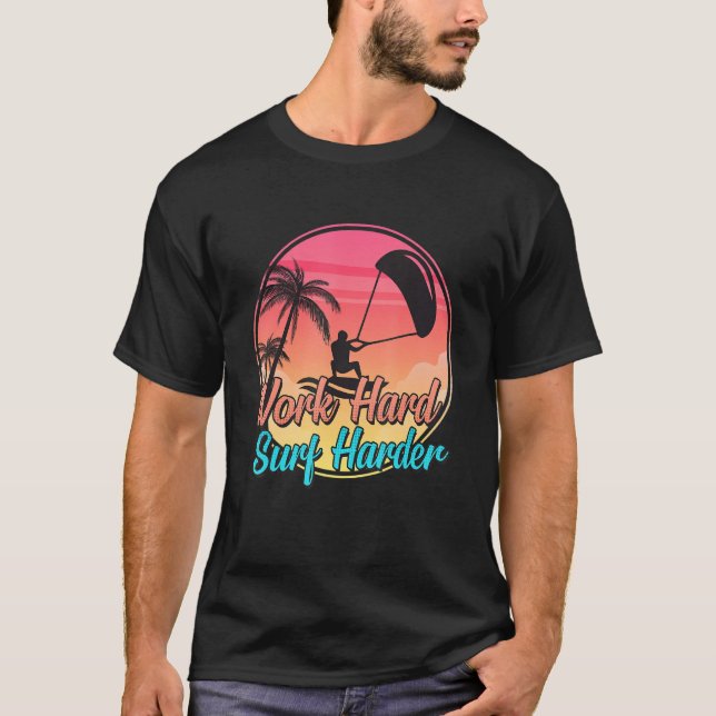 Work Hard Surf Harder Kite Kiteboard Kiteboard Kit T-Shirt (Vorderseite)