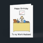 Work Husband Happy Birthday Karte<br><div class="desc">Ein Cartoon sitzt an seinem Schreibtisch,  auf dem ein kleiner Geburtstagskuchen und eine Karte stehen. Die Worte "Happy Birthday to my Work Husband" begleiten das Bild.</div>