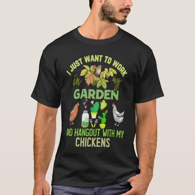 Work in my garden hangout with my chickens  garden T-Shirt (Vorderseite)