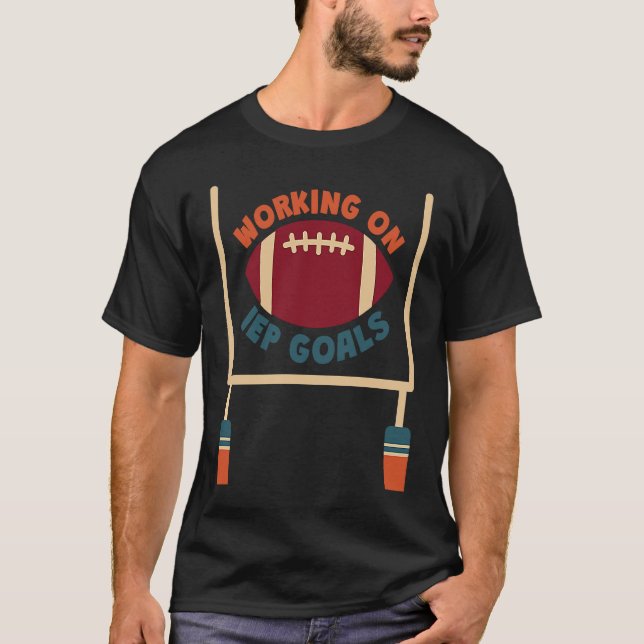 Working on IEP Goals School Psychologist Football T-Shirt (Vorderseite)