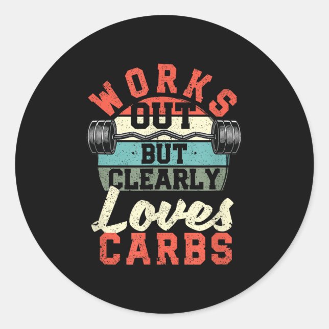 Works Out But Clearly Loves Carbs Funny Low Carb G Runder Aufkleber (Vorderseite)
