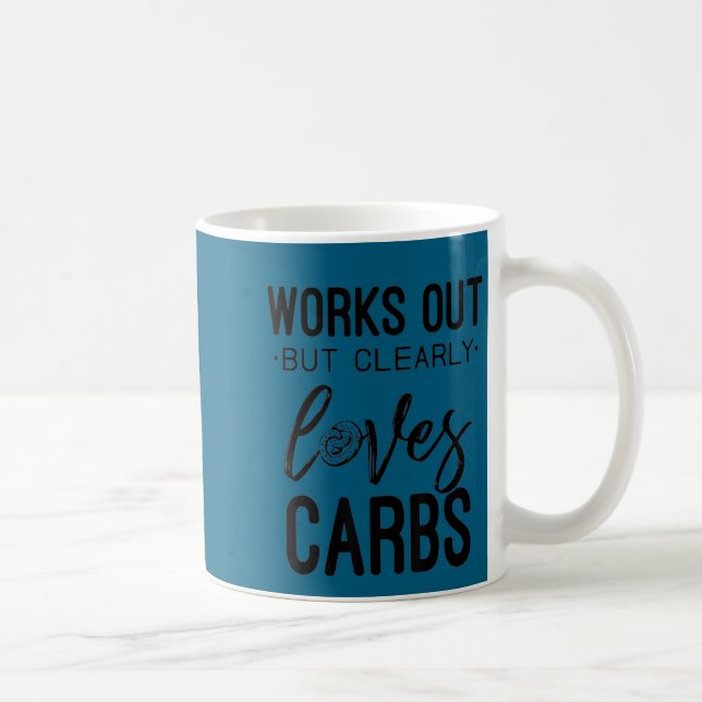 Works Out But Clearly Loves Carbs Funny Workout Mo Kaffeetasse (Rechts)