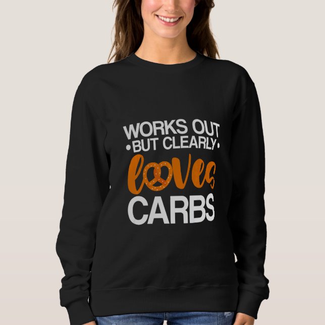 Works Out But Clearly Loves Carbs Sweatshirt (Vorderseite)