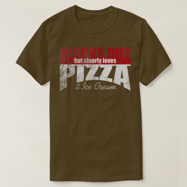 Works Out But Clearly Loves Pizza & Ice Cream 1463 T-Shirt (Design vorne)