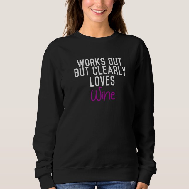 Works Out But Clearly Loves Wine Premium Sweatshirt (Vorderseite)