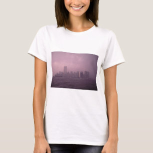 World Trade Center und Manhattan Skyline in Nebel. T-Shirt
