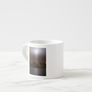 World Trade Centertribut im Licht in New York. Espressotasse
