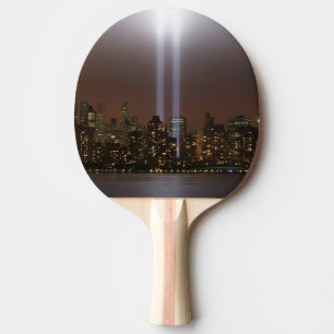 World Trade Centertribut im Licht in New York. Tischtennis Schläger