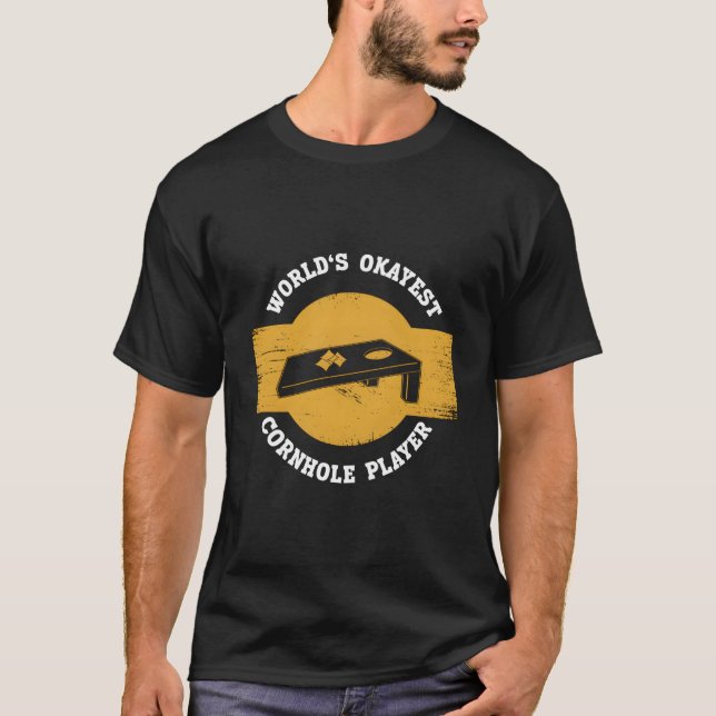World'S Okayest Cornhole Player Cornhole T-Shirt (Vorderseite)