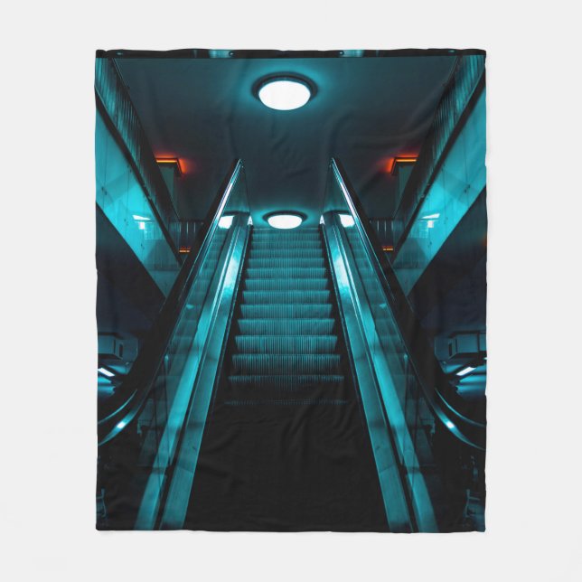 WORM'S EYE VIEW PHOTOGRAPHY OF GRAY BUILDING UNDER FLEECEDECKE (Vorderseite)