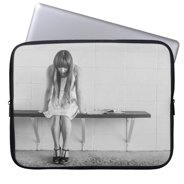 Worried Girl Laptopschutzhülle (Vorderseite)