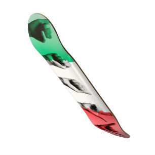 Wort Italien über der italienischen Flagge Skateboard