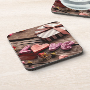 Wort-Liebe mit Geschenk Herzgeformtem Valentines Getränkeuntersetzer