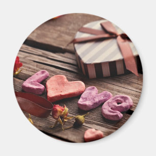 Wort Liebe mit herzförmigem Valentinstag-Geschenk Magnet