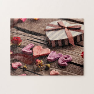 Wort Liebe mit herzförmigem Valentinstag-Geschenk Puzzle