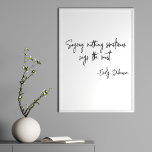 Wörter des Buchziels für Literaturautoren Poster<br><div class="desc">"Das Sprichwort sagt manchmal am meisten" - ein Zitat von Emily Dickinson in schlichter moderner Schrift-Typografie in Schwarz-Weiß.</div>